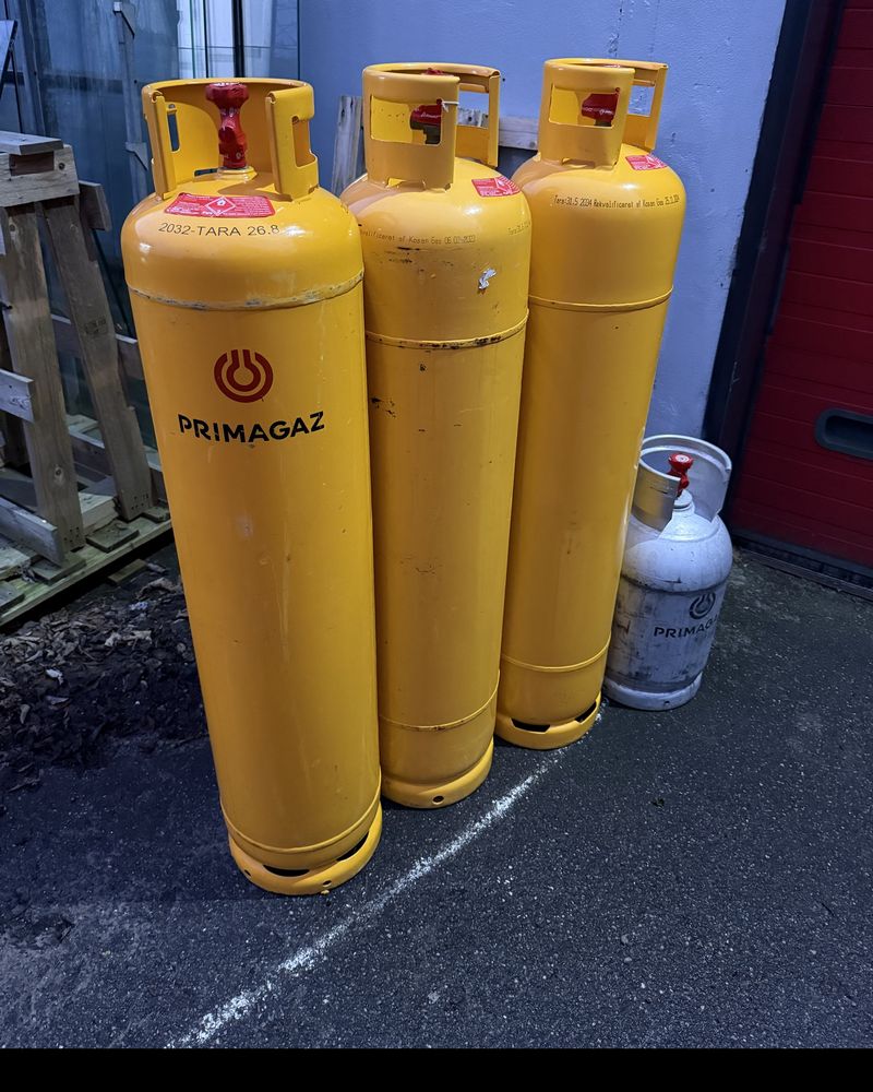 Store gule 33 kg stålgasflasker og en truckgasflaske i aluminium hos Gasland i Horsens